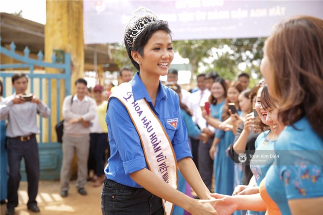 HHen Niê xúc động đến bật khóc, nhắc đến Sơn Tùng M-TP bằng tiếng Ê Đê khi về thăm trường cũ - Ảnh 19.