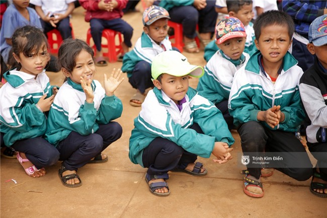 HHen Niê xúc động đến bật khóc, nhắc đến Sơn Tùng M-TP bằng tiếng Ê Đê khi về thăm trường cũ - Ảnh 20.