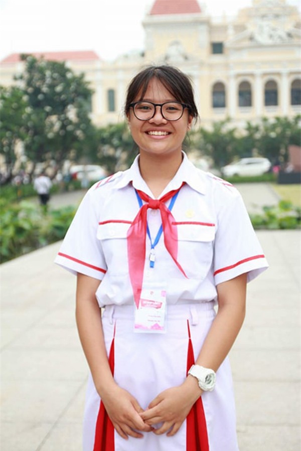 Vân Anh tự nhận xét mình là người hòa đồng, tự tin, dễ thương.