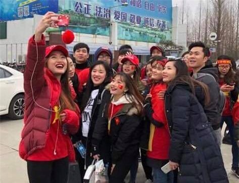 CĐV Việt Nam tại Trung Quốc vượt hàng trăm cây số để cổ vũ cho đội tuyển U23 Việt Nam trước trận đấu lịch sử với Qatar - Ảnh 2.