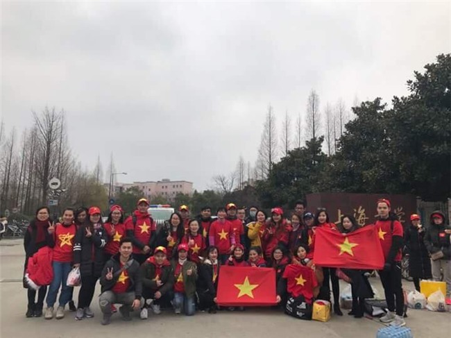 CĐV Việt Nam tại Trung Quốc vượt hàng trăm cây số để cổ vũ cho đội tuyển U23 Việt Nam trước trận đấu lịch sử với Qatar - Ảnh 7.
