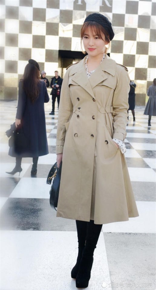 
Song Hye Kyo tham dự tuần lễ thời trang Paris, Pháp, ngày 22/1. Người đẹp xứ Hàn chỉ cao 159cm nhưng biết lựa chọn trang phục khiến cô không lép vế trước dàn người mẫu quốc tế.

