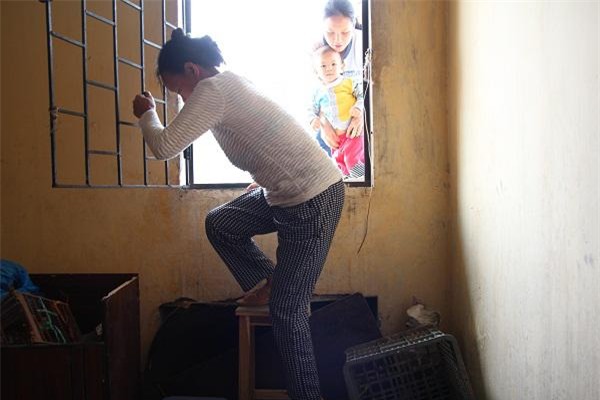 Hà Nội: Bà bầu 8 tháng dắt con nhỏ đi qua mái tôn nhà chung cư vì thang máy hỏng