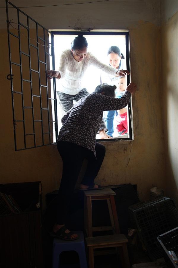 Hà Nội: Bà bầu 8 tháng dắt con nhỏ đi qua mái tôn nhà chung cư vì thang máy hỏng