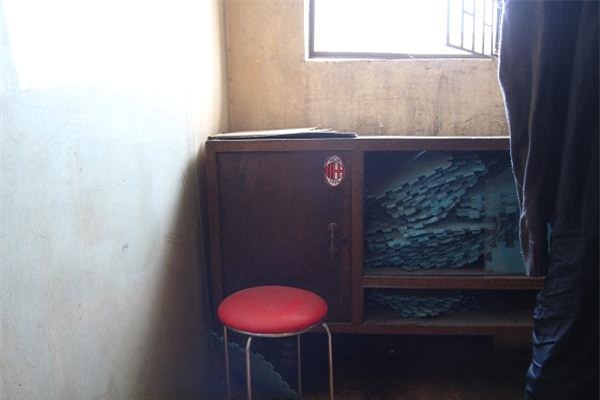 Hà Nội: Bà bầu 8 tháng dắt con nhỏ đi qua mái tôn nhà chung cư vì thang máy hỏng