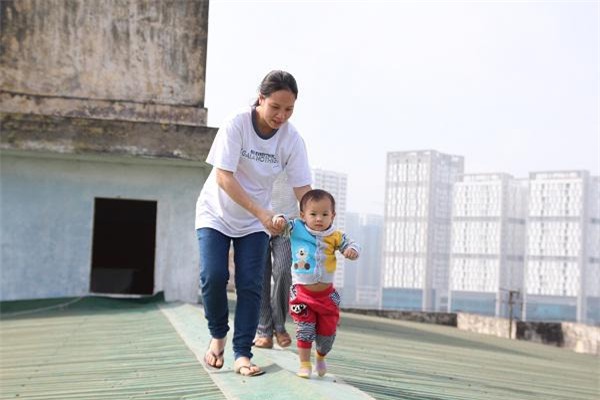 Hà Nội: Bà bầu 8 tháng dắt con nhỏ đi qua mái tôn nhà chung cư vì thang máy hỏng