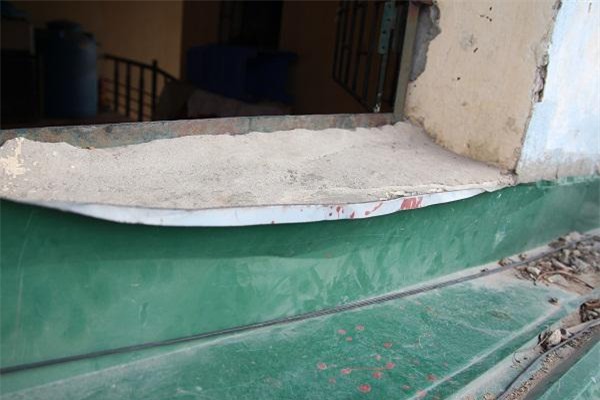 Hà Nội: Bà bầu 8 tháng dắt con nhỏ đi qua mái tôn nhà chung cư vì thang máy hỏng