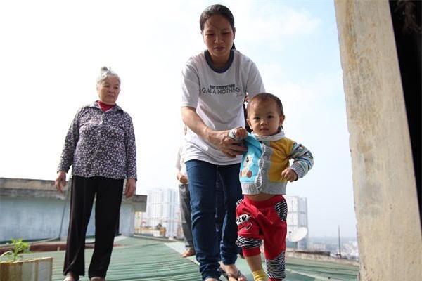 Hà Nội: Bà bầu 8 tháng dắt con nhỏ đi qua mái tôn nhà chung cư vì thang máy hỏng