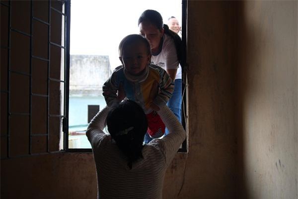 Hà Nội: Bà bầu 8 tháng dắt con nhỏ đi qua mái tôn nhà chung cư vì thang máy hỏng