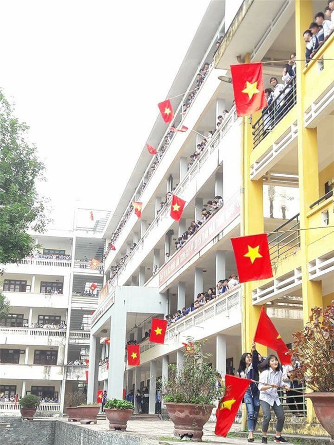 Nhìn những hình ảnh này mới thấy không khí sục sôi trước trận bán kết U23 Việt Nam - U23 Qatar đã len lỏi đến từng ngõ phố, ngôi nhà - Ảnh 8.