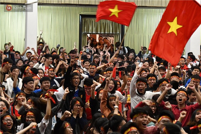 Chùm ảnh: Khoảnh khắc U23 Việt Nam gỡ hòa trong những phút cuối, hàng triệu người đã nắm tay, ôm nhau hạnh phúc nhường này - Ảnh 1.