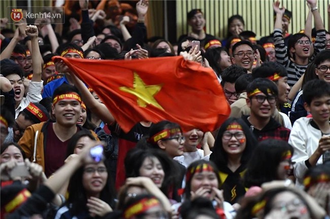 Chùm ảnh: Khoảnh khắc U23 Việt Nam gỡ hòa trong những phút cuối, hàng triệu người đã nắm tay, ôm nhau hạnh phúc nhường này - Ảnh 2.