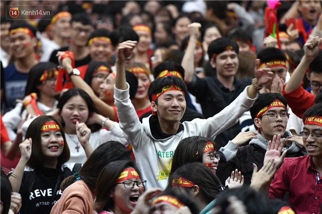 Chùm ảnh: Khoảnh khắc U23 Việt Nam gỡ hòa trong những phút cuối, hàng triệu người đã nắm tay, ôm nhau hạnh phúc nhường này - Ảnh 4.