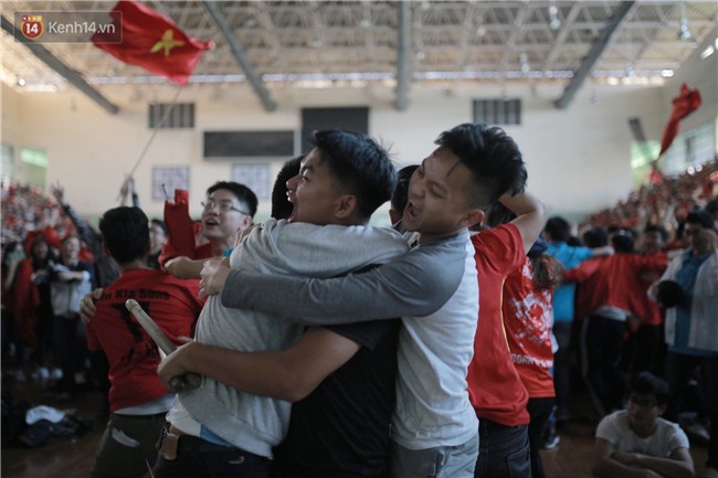 Chùm ảnh: Khoảnh khắc U23 Việt Nam gỡ hòa trong những phút cuối, hàng triệu người đã nắm tay, ôm nhau hạnh phúc nhường này - Ảnh 6.