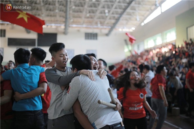 Chùm ảnh: Khoảnh khắc U23 Việt Nam gỡ hòa trong những phút cuối, hàng triệu người đã nắm tay, ôm nhau hạnh phúc nhường này - Ảnh 7.