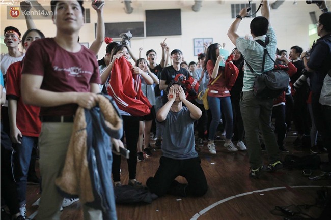 Chùm ảnh: Khoảnh khắc U23 Việt Nam gỡ hòa trong những phút cuối, hàng triệu người đã nắm tay, ôm nhau hạnh phúc nhường này - Ảnh 8.