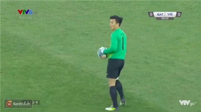 Bùi Tiến Dũng trong trận bán kết U23 châu Á: Có nhất thiết phải đẹp trai thế không! - Ảnh 2.