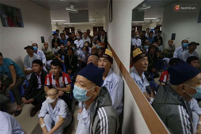 Như quên hết đau ốm, nhiều bệnh nhân nhảy lên sung sướng khi U23 Việt Nam gỡ hòa rồi xuất sắc tiến thẳng vào chung kết - Ảnh 3.