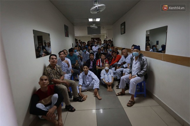 Như quên hết đau ốm, nhiều bệnh nhân nhảy lên sung sướng khi U23 Việt Nam gỡ hòa rồi xuất sắc tiến thẳng vào chung kết - Ảnh 3.