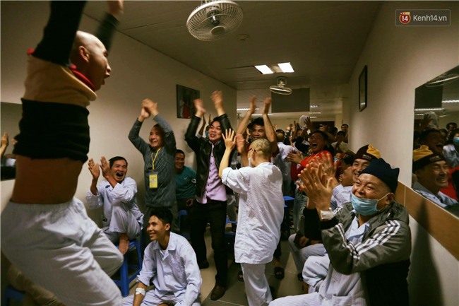 Như quên hết đau ốm, nhiều bệnh nhân nhảy lên sung sướng khi U23 Việt Nam gỡ hòa rồi xuất sắc tiến thẳng vào chung kết - Ảnh 4.