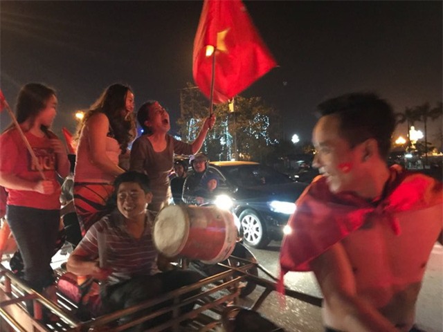 Xe ba gác mừng chiến thắng ở Nghệ An (Ảnh: Nguyễn Duy)