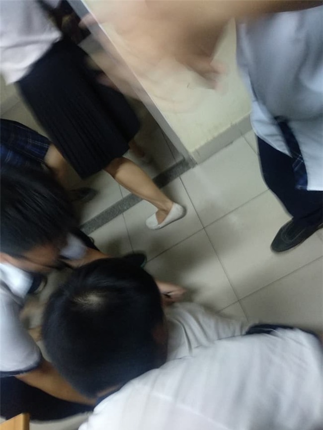 Sau màn penalty cân não giữa U23 Việt Nam và U23 Qatar, anh chàng vui quá ngất luôn tại chỗ - Ảnh 3.