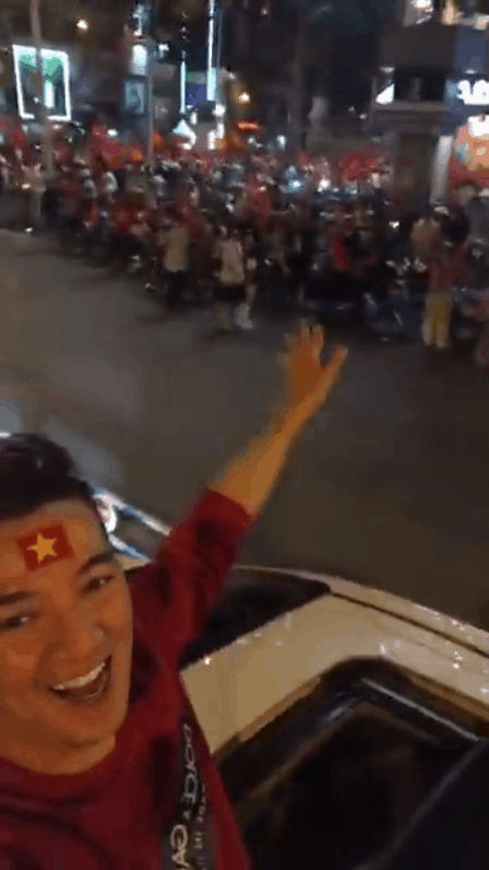 Đàm Vĩnh Hưng mặc quần đùi, ngồi hẳn lên nóc ô tô để ra đường ăn mừng chiến thắng của U23 Việt Nam - Ảnh 1.