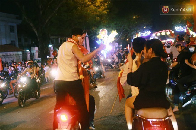 Một đêm “vui quên Tết” bởi U23 Việt Nam: Hôm nay ra đường, ai cũng dễ thương! - Ảnh 12.