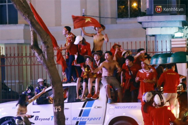 Một đêm “vui quên Tết” bởi U23 Việt Nam: Hôm nay ra đường, ai cũng dễ thương! - Ảnh 15.