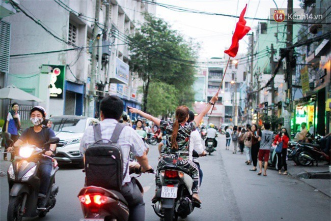 Một đêm “vui quên Tết” bởi U23 Việt Nam: Hôm nay ra đường, ai cũng dễ thương! - Ảnh 6.
