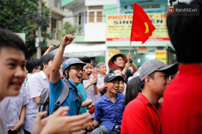 Một đêm “vui quên Tết” bởi U23 Việt Nam: Hôm nay ra đường, ai cũng dễ thương! - Ảnh 7.