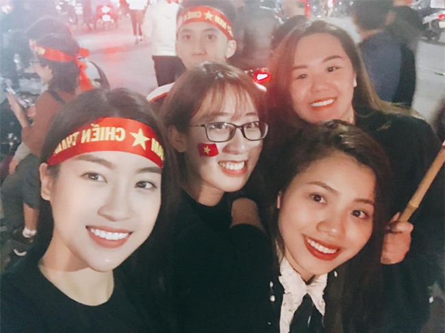 Sao thì cũng sung hết nấc, cứ tự hào là xuống đường "đi bão" như bao cổ động viên U23 cực vui đây nè! - Ảnh 1.