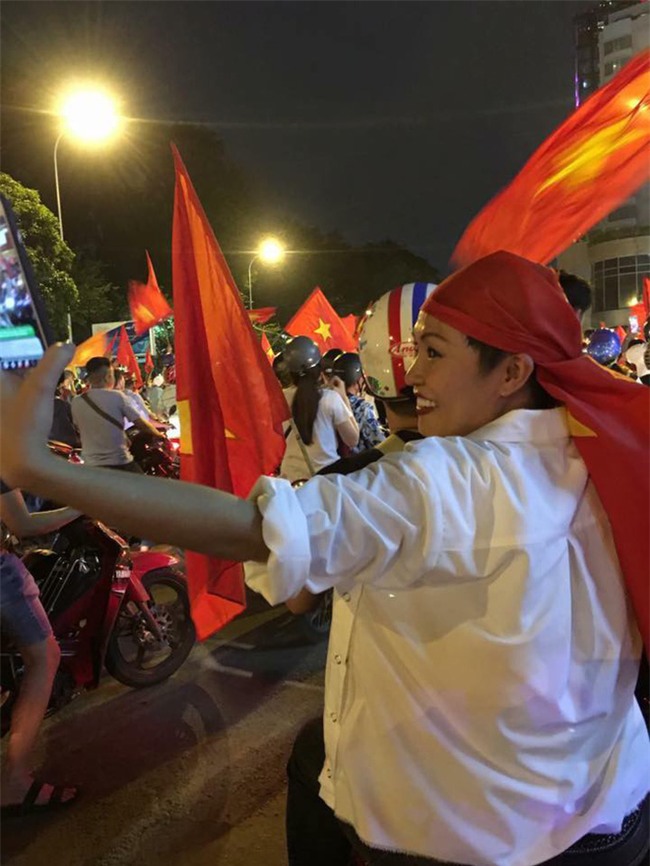 Sao thì cũng sung hết nấc, cứ tự hào là xuống đường "đi bão" như bao cổ động viên U23 cực vui đây nè! - Ảnh 3.