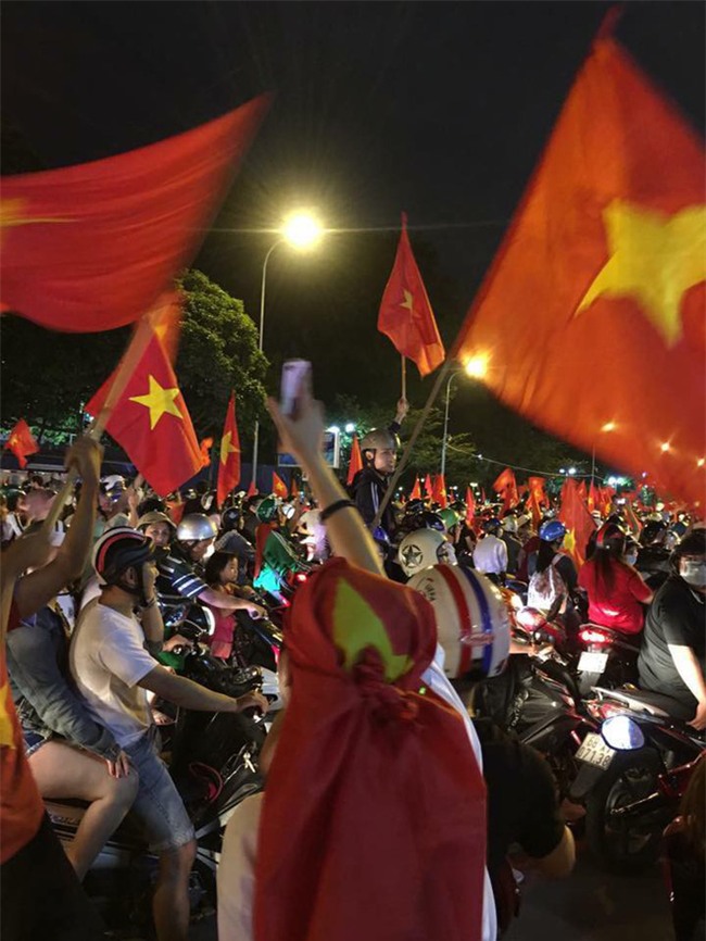 Sao thì cũng sung hết nấc, cứ tự hào là xuống đường "đi bão" như bao cổ động viên U23 cực vui đây nè! - Ảnh 3.