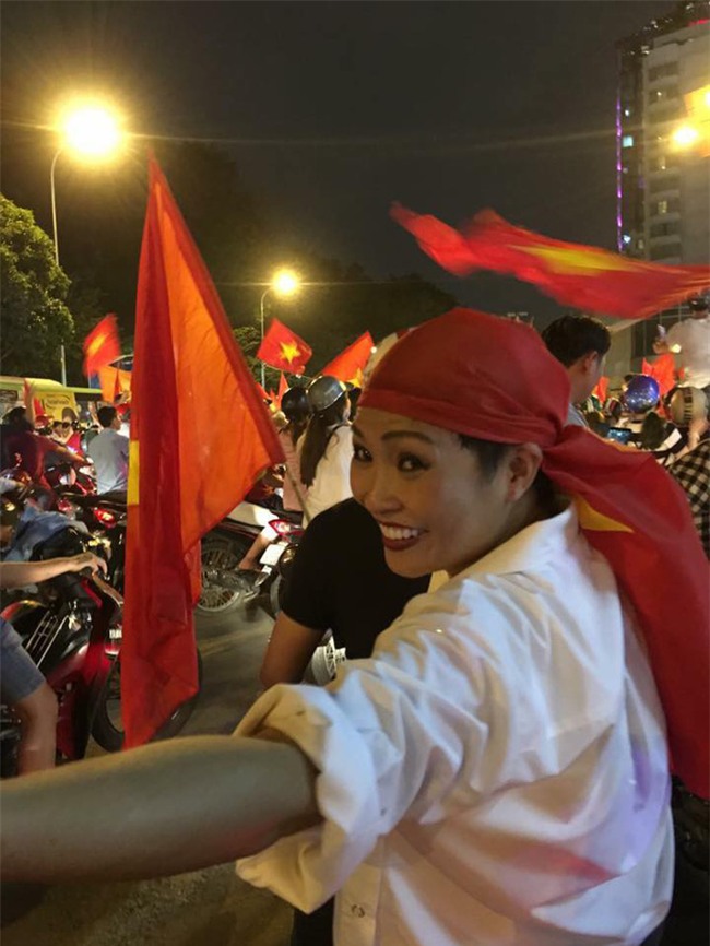 Sao thì cũng sung hết nấc, cứ tự hào là xuống đường "đi bão" như bao cổ động viên U23 cực vui đây nè! - Ảnh 3.