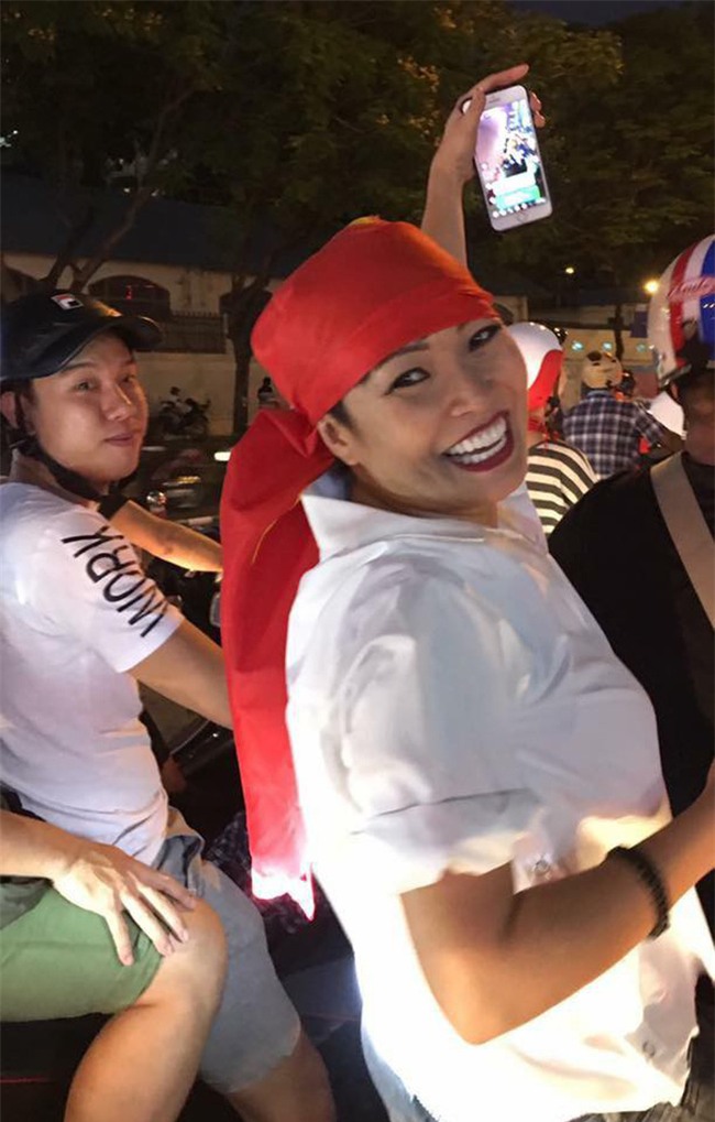 Sao thì cũng sung hết nấc, cứ tự hào là xuống đường "đi bão" như bao cổ động viên U23 cực vui đây nè! - Ảnh 3.