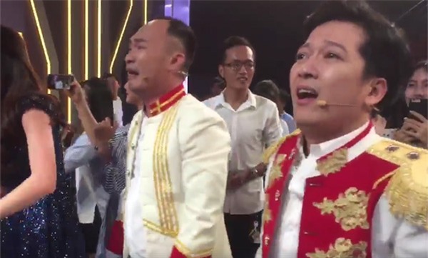 Đang diễn hài mà Trường Giang, Tiến Luật khóc tu tu như đứa trẻ khi chứng kiến U23 Việt Nam chiến thắng-1