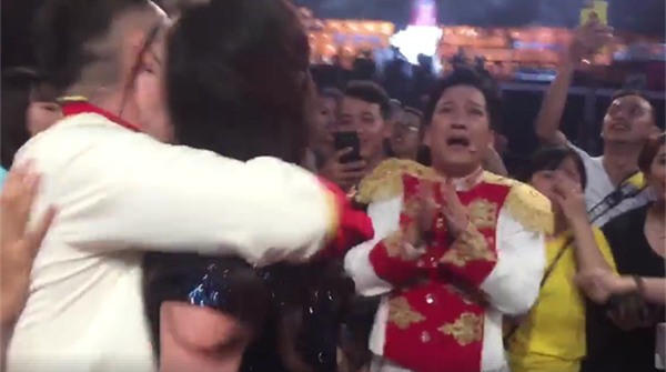 Đang diễn hài mà Trường Giang, Tiến Luật khóc tu tu như đứa trẻ khi chứng kiến U23 Việt Nam chiến thắng-2