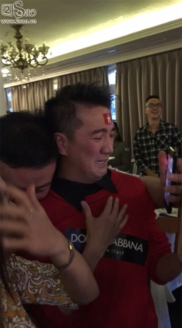 Mr Đàm dừng cả họp báo và khóc mếu máo khi U23 Việt Nam thắng Qatar-2