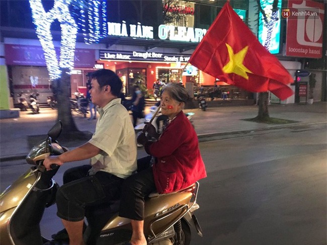 Clip: Những bà ngoại quẩy tưng bừng trên phố ăn mừng chiến thắng của đội tuyển U23 Việt Nam - Ảnh 3.