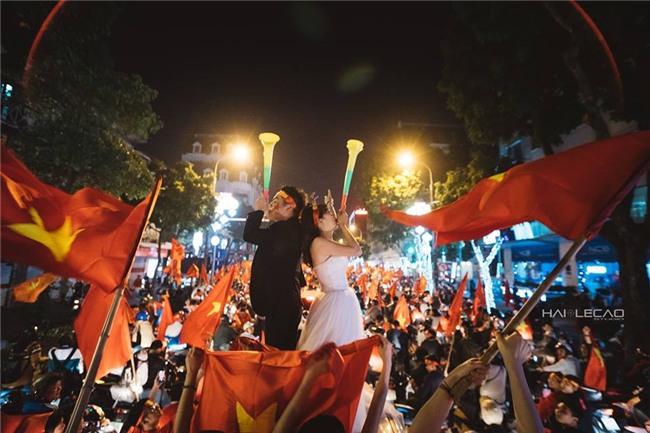 Cô dâu chú rể đi bão ăn mừng U23, nhân tiện chụp luôn ảnh cưới! - Ảnh 6.