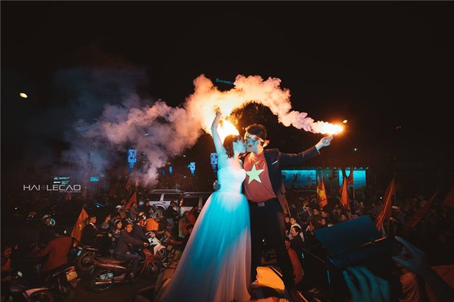 Cô dâu chú rể đi bão ăn mừng U23, nhân tiện chụp luôn ảnh cưới! - Ảnh 8.