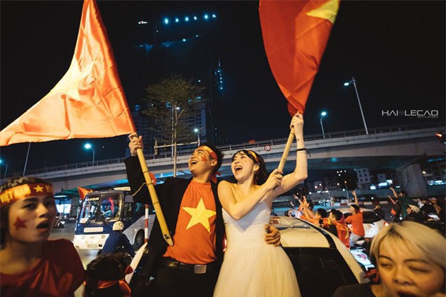 Cô dâu chú rể "đi bão" ăn mừng U23, nhân tiện chụp luôn ảnh cưới! - Ảnh 9.