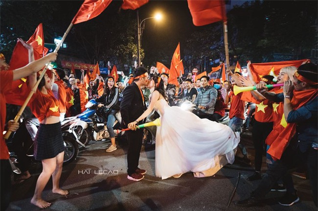 Cô dâu chú rể "đi bão" ăn mừng U23, nhân tiện chụp luôn ảnh cưới! - Ảnh 9.
