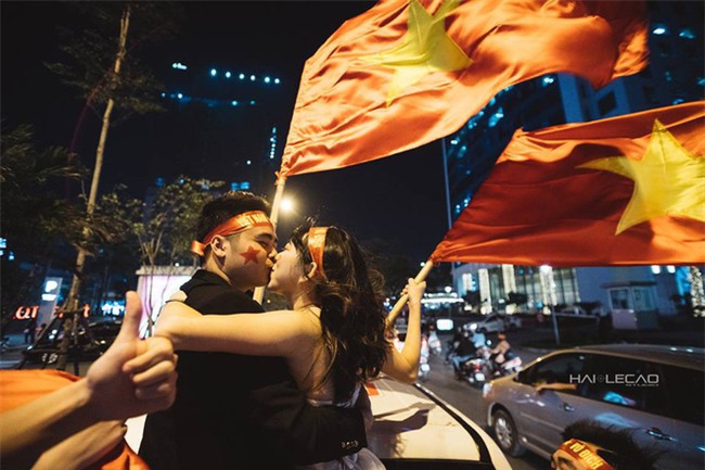 Cô dâu chú rể "đi bão" ăn mừng U23, nhân tiện chụp luôn ảnh cưới! - Ảnh 9.