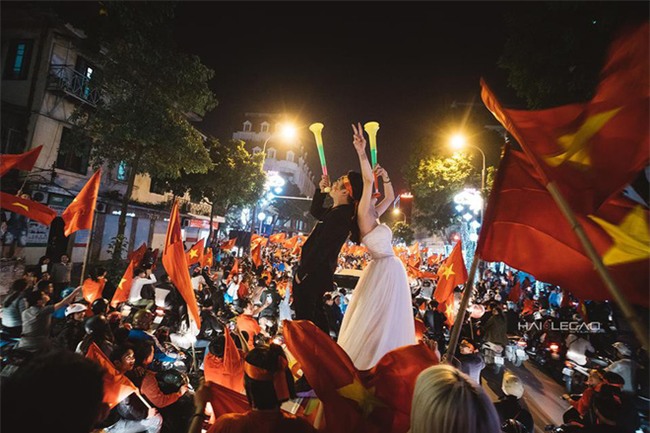 Cô dâu chú rể "đi bão" ăn mừng U23, nhân tiện chụp luôn ảnh cưới! - Ảnh 5.