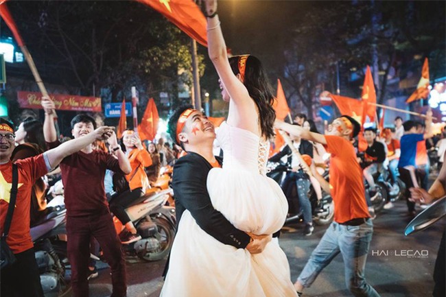 Cô dâu chú rể "đi bão" ăn mừng U23, nhân tiện chụp luôn ảnh cưới! - Ảnh 5.