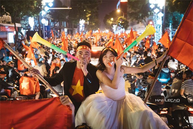 Cô dâu chú rể "đi bão" ăn mừng U23, nhân tiện chụp luôn ảnh cưới! - Ảnh 5.