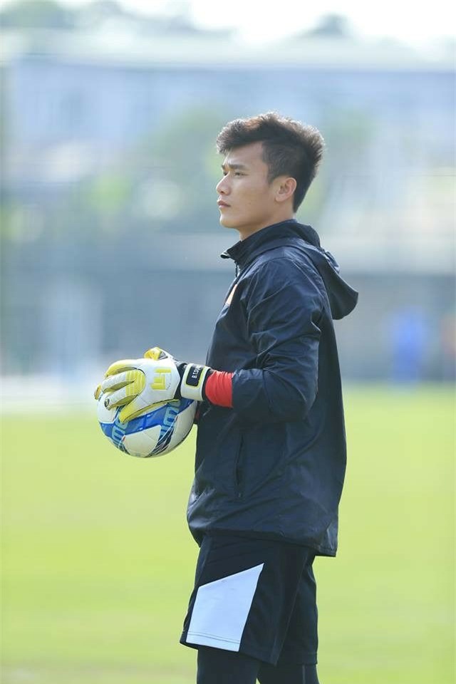 Bùi Tiến Dũng - chàng thủ môn Song Ngư “tài sắc vẹn toàn” - Ảnh 2.