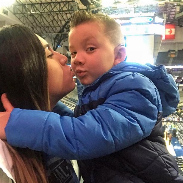 Clip: Cậu bé khiếm thính quẩy nhiệt tình ngay trong lần đầu tiên được nghe nhạc-1